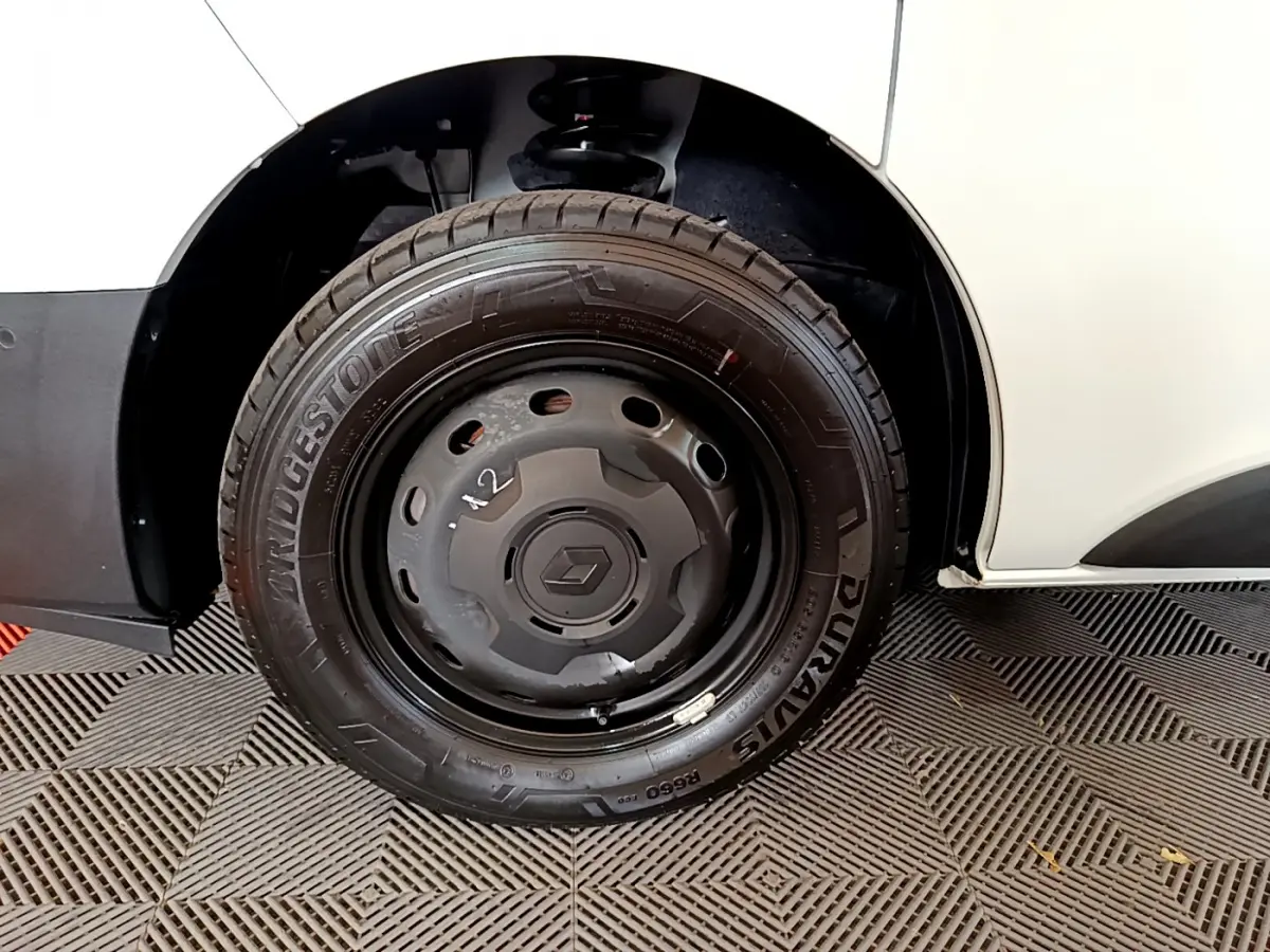 Gros plan sur la roue acier noire avec logo Renault du fourgon blanc Renault Trafic FG CF L1H1 2022.