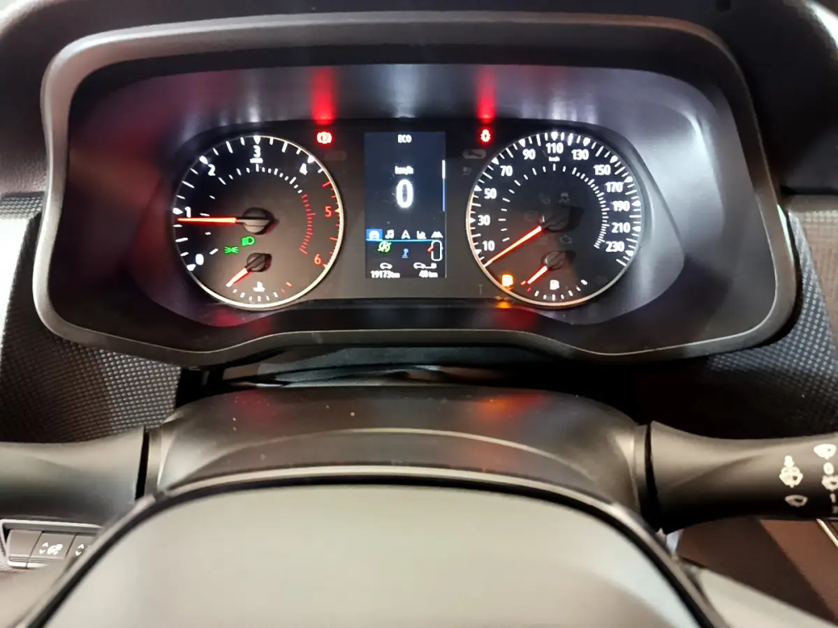 Tableau de bord du Renault Trafic Fourgon 2022 avec compteurs analogiques et écran digital au centre, affichage au repos.