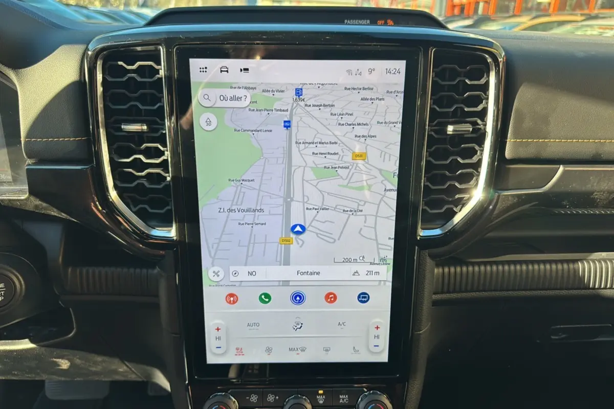 Vue rapprochée de la console centrale du Ford Ranger 2025 Wildtrak Plus avec écran tactile affichant la navigation.