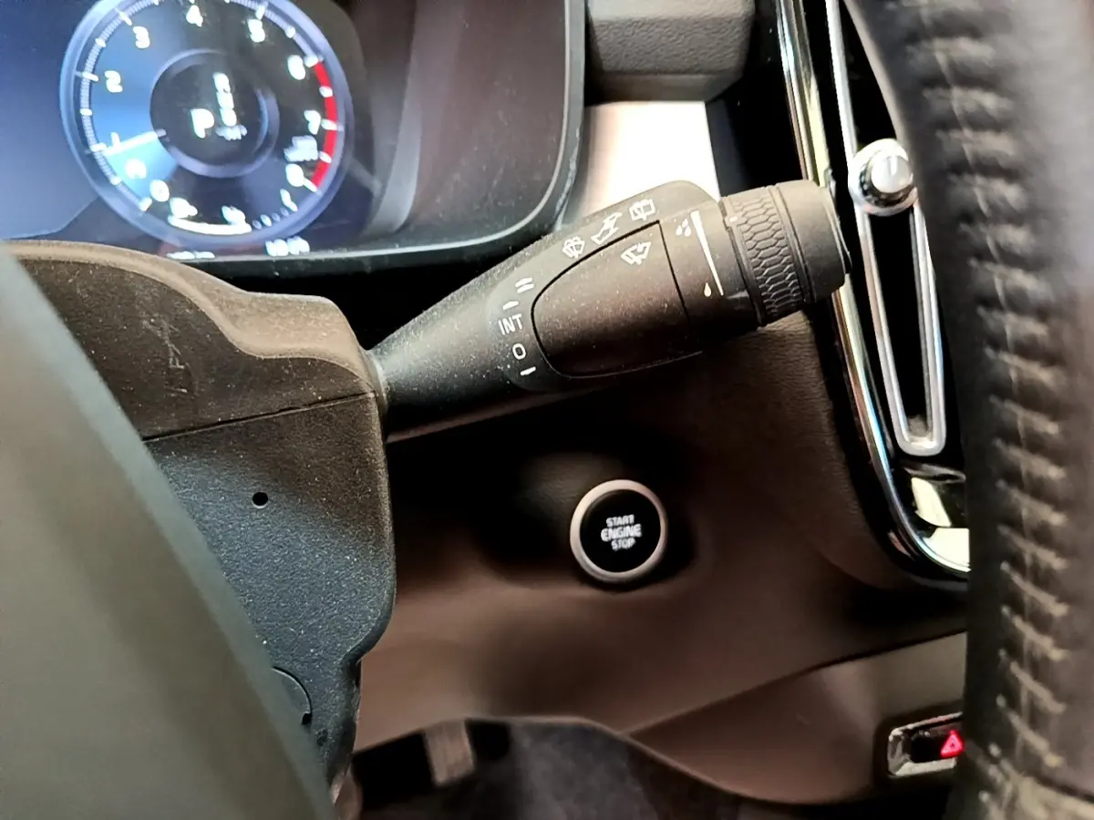 Gros plan sur la commande d’essuie-glace et le bouton démarrage du tableau de bord noir du Volvo XC40 T2 Momentum 2020.
