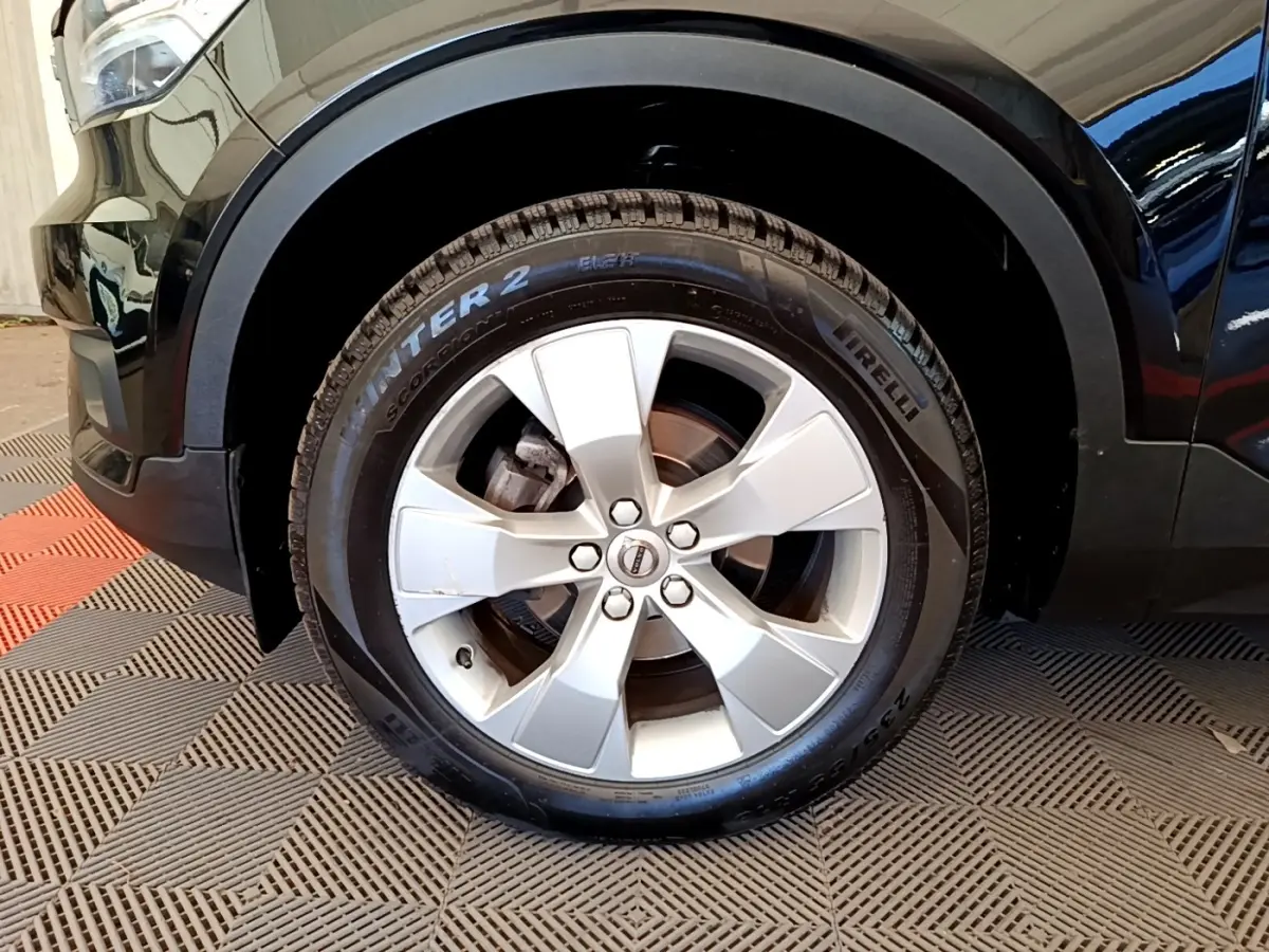 Gros plan sur la roue avant gauche d’un Volvo XC40 noir, avec jante argentée et pneu Pirelli Scorpion Winter 2.