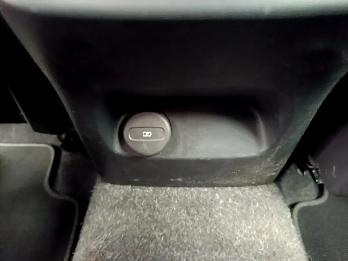 Prise 12V vue de près dans l'habitacle arrière du Volvo XC40 T2 129 Geartronic 8 Momentum noir 2020.