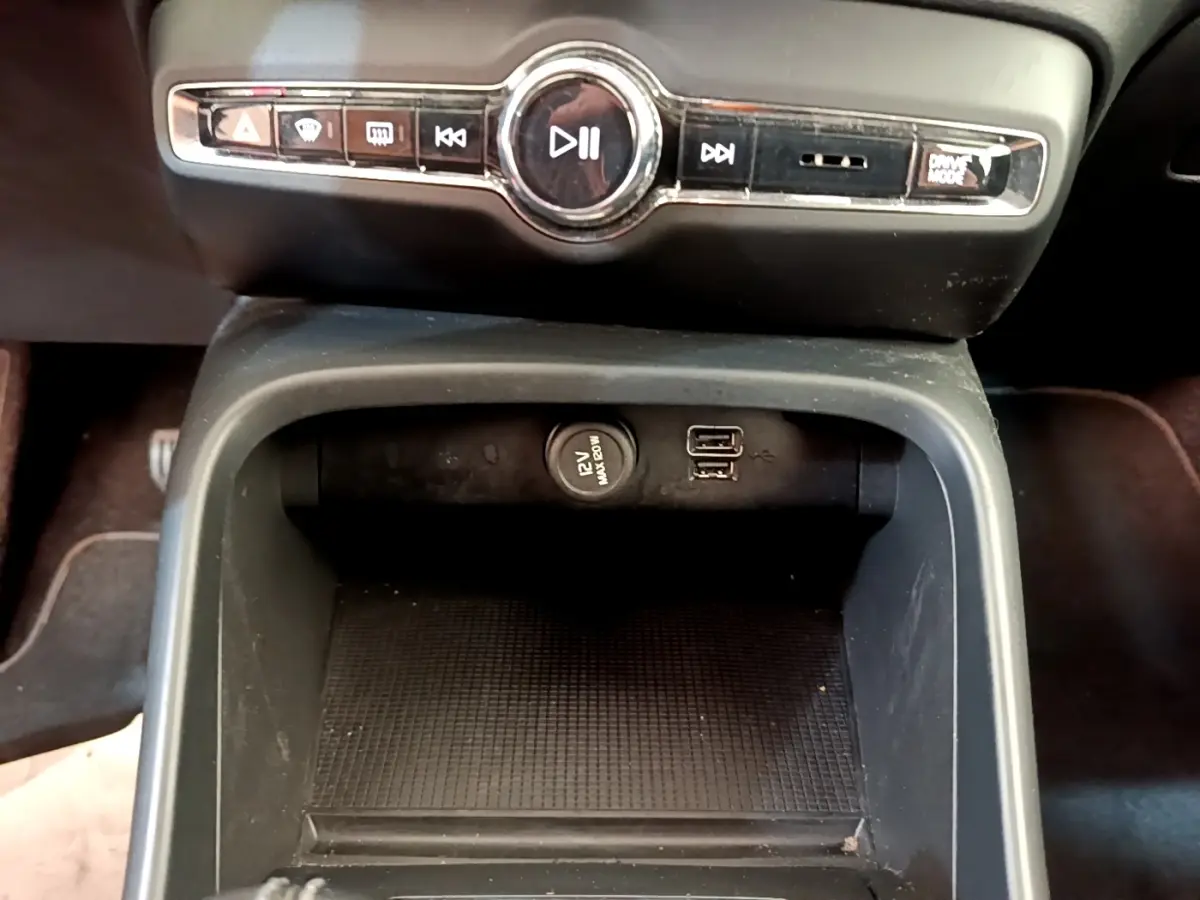 Vue rapprochée de la console centrale noire du Volvo XC40 T2 2020, avec prises USB et bouton 12V visibles.
