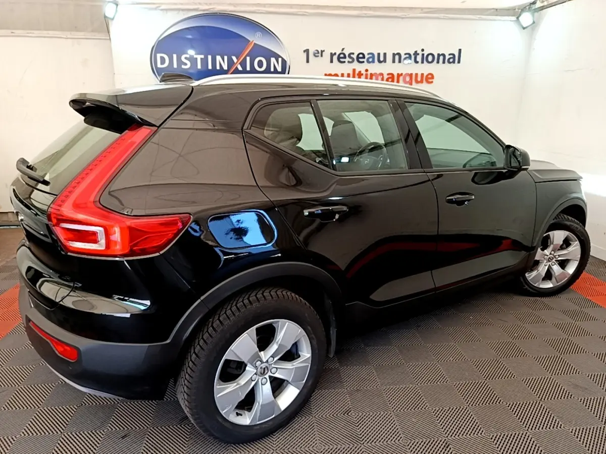 Vue 3/4 arrière droite du Volvo XC40 noir, mettant en valeur ses feux arrière distinctifs en forme de L et ses jantes alliage.