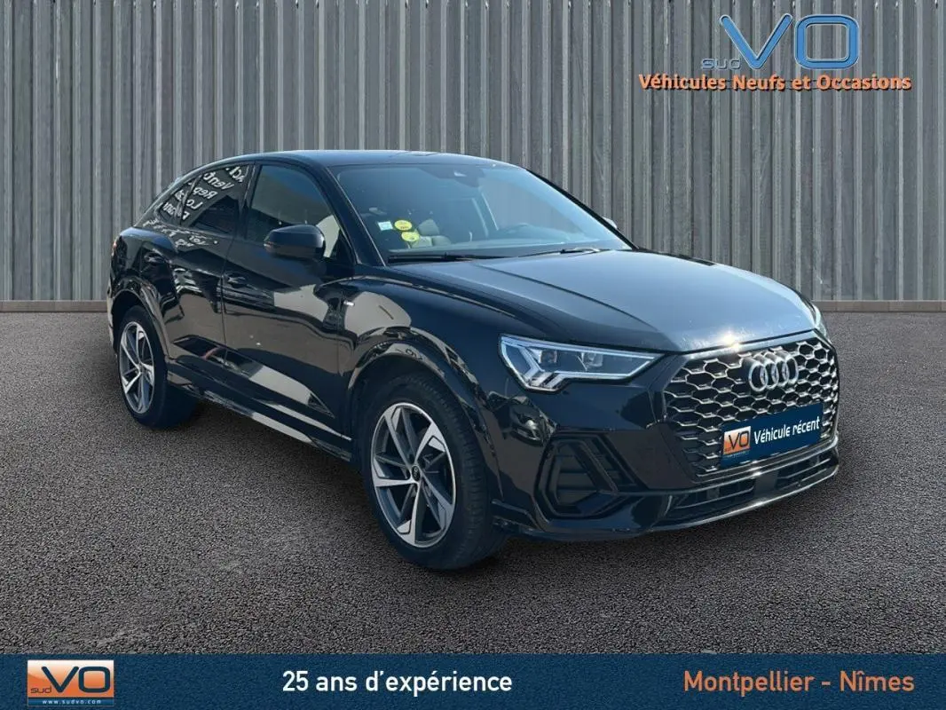 Audi Q3 Sportback noir en 3/4 avant droit, avec calandre hexagonale et jantes alliage distinctives S line.