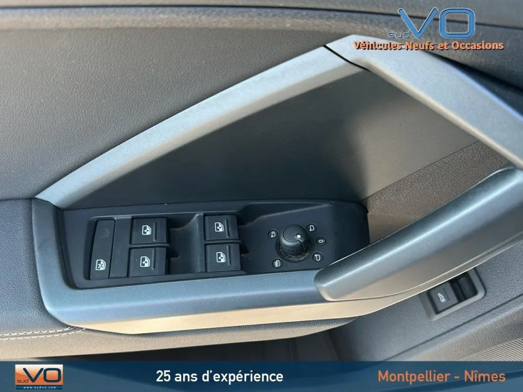 Commande des vitres et réglage des rétroviseurs sur la portière côté conducteur d'un Audi Q3 Sportback noir 2020 S line.