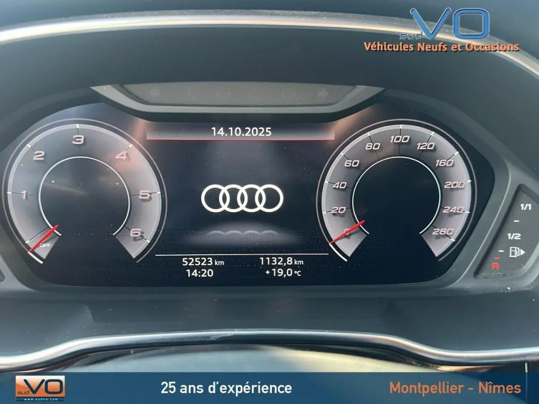 Tableau de bord numérique de l'Audi Q3 Sportback noir, affichant compte-tours, vitesse et logo Audi central.