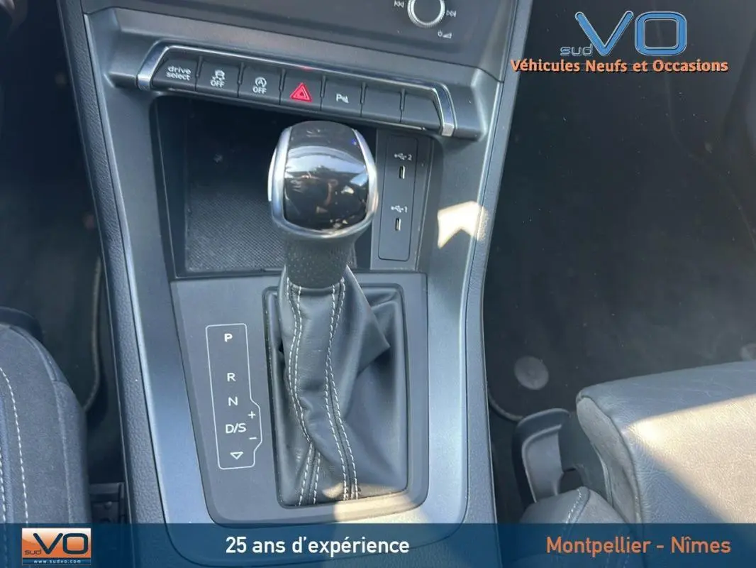 Le levier de vitesses automatique noir avec surpiqûres blanches de l'Audi Q3 Sportback 35 TDI S line 2020.