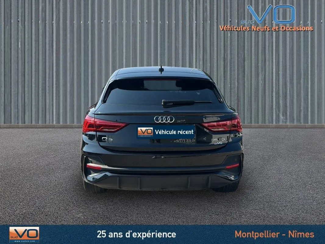 Vue arrière d'un Audi Q3 Sportback noir 2020 avec badges 35 TDI et finition S line visible sur le hayon.