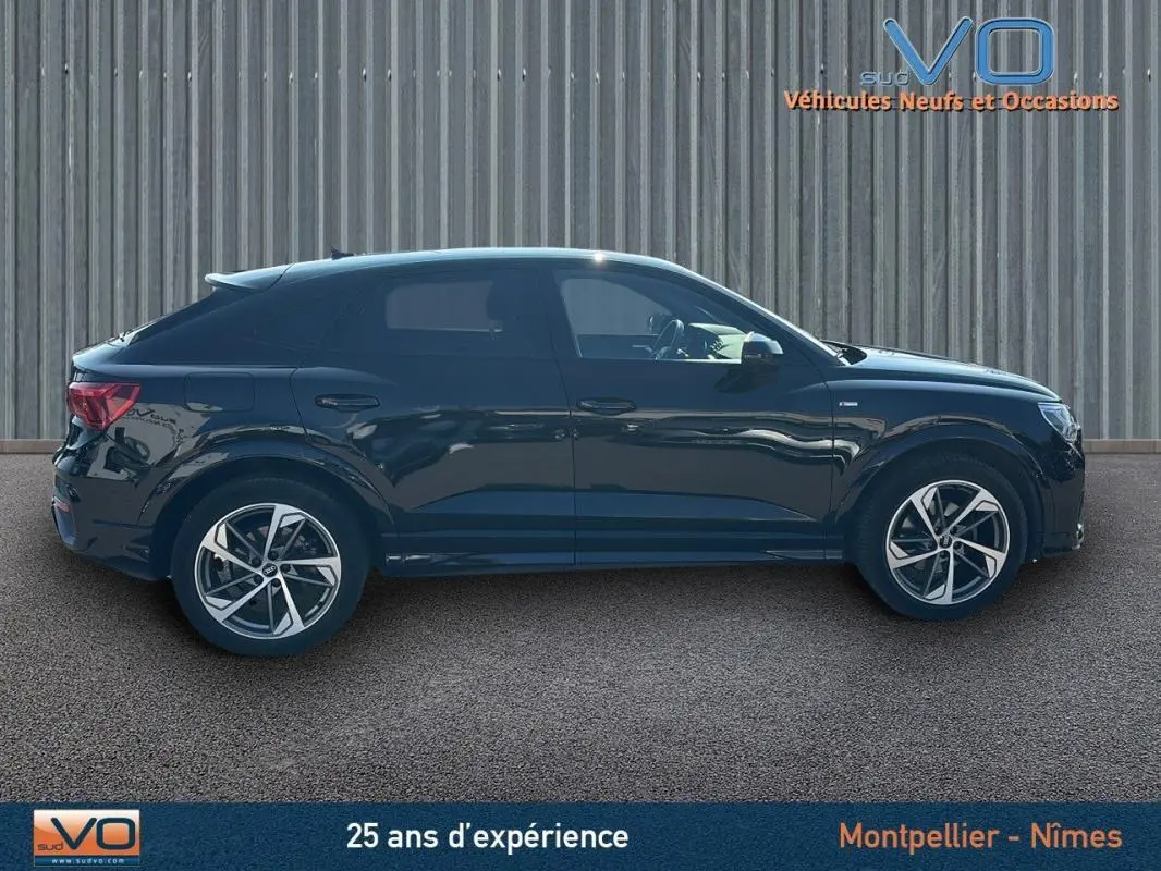 Audi Q3 Sportback 35 TDI S line noir vu de profil côté gauche, avec jantes alliage distinctives, 2020.