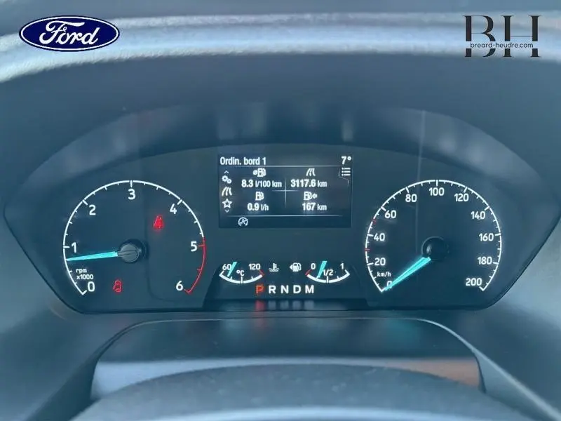 Tableau de bord du Ford Transit Custom noir, vue frontale centrée sur les compteurs et l'écran digital.