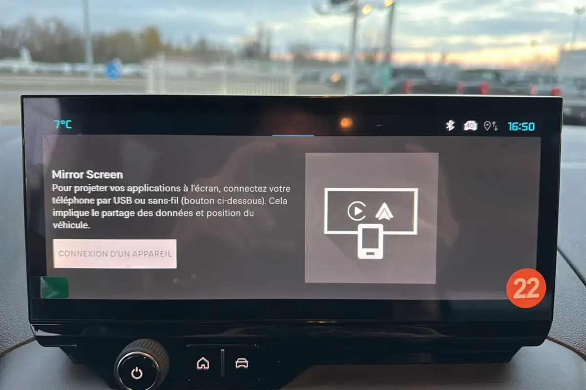Écran tactile central du Citroën Berlingo 2025 affichant la fonction Mirror Screen avec commandes tactiles.