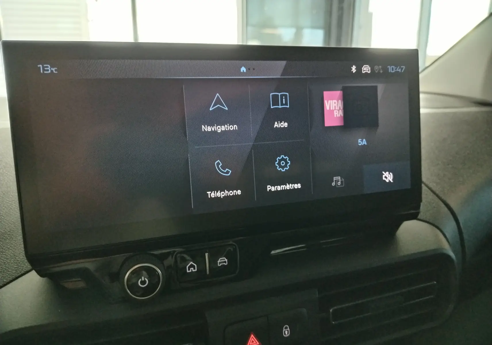 Écran tactile 10 pouces du tableau de bord du Peugeot Partner FGN 2025, affichant navigation et paramètres.