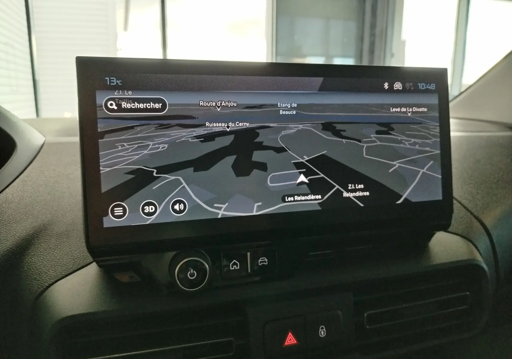 Écran tactile 10 pouces du tableau de bord du Peugeot Partner FGN 2025 affichant la navigation GPS.