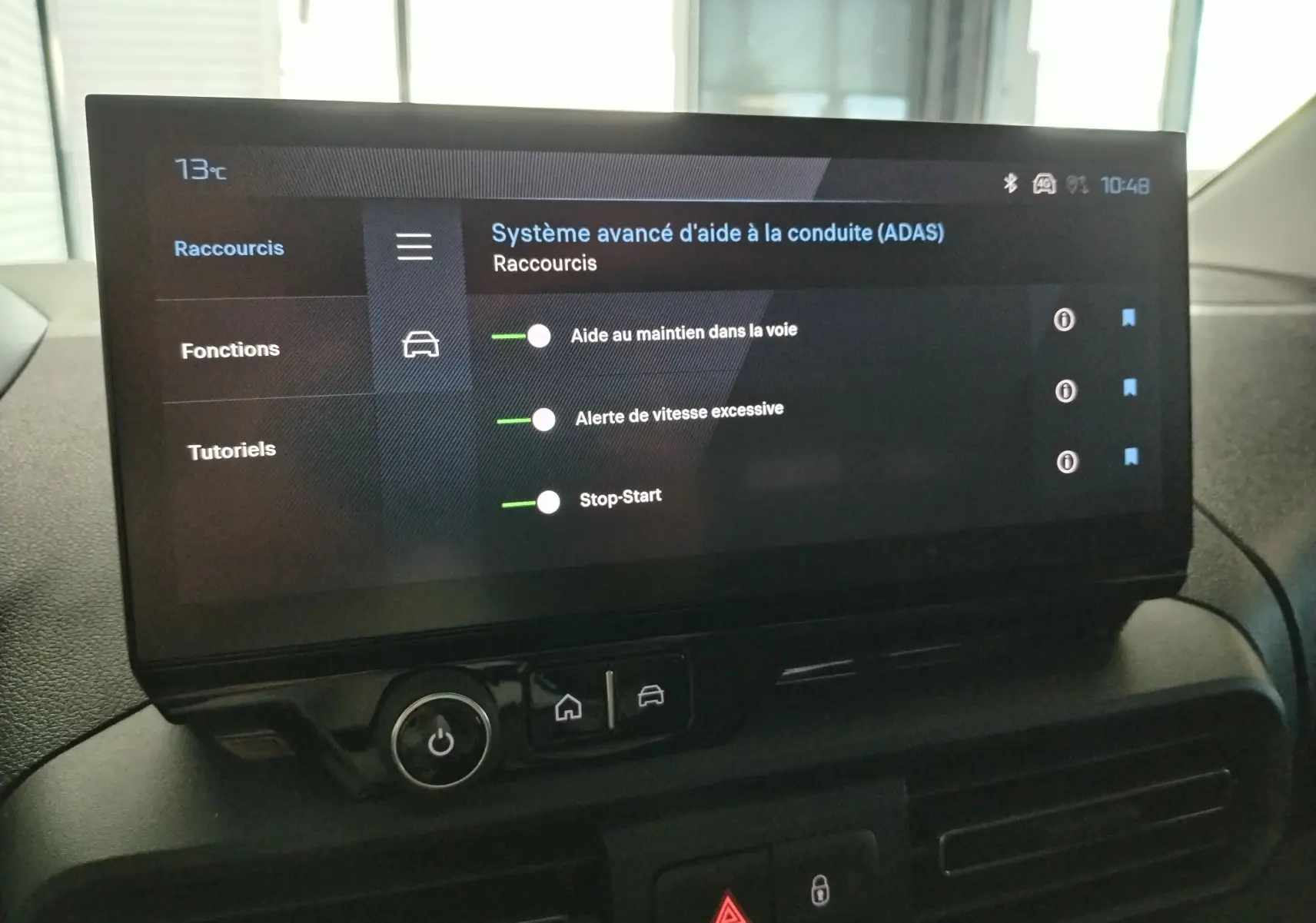 Écran tactile intérieur du Peugeot Partner FGN 2025 affichant les options avancées d’aide à la conduite.