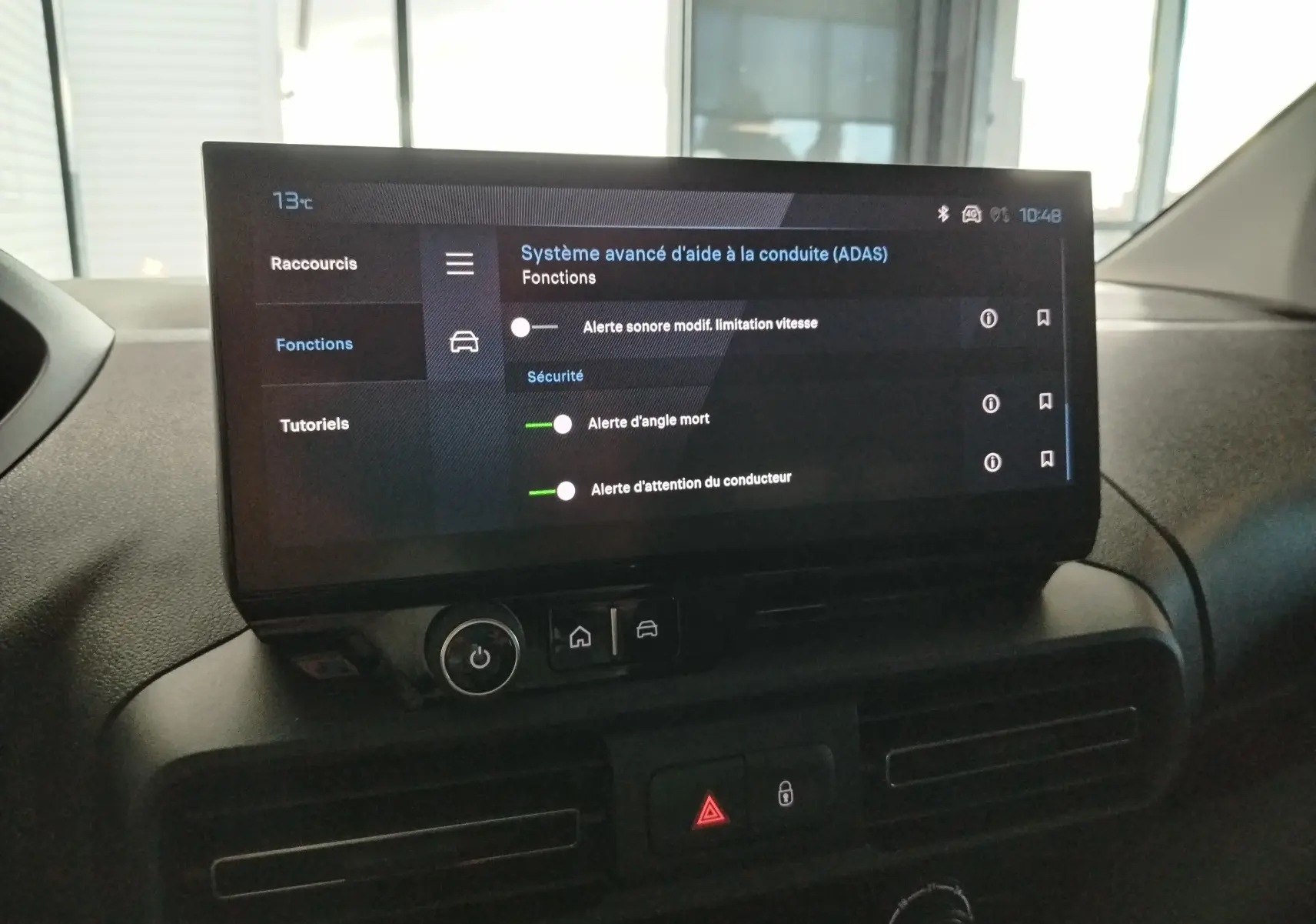 Écran tactile 10 pouces du Peugeot Partner FGN 2025 montrant les réglages avancés d'aide à la conduite.
