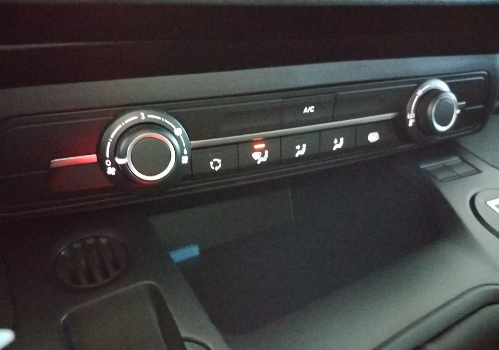 Gros plan sur la commande de climatisation du tableau de bord du Peugeot Partner FGN blanc Icy 2025.