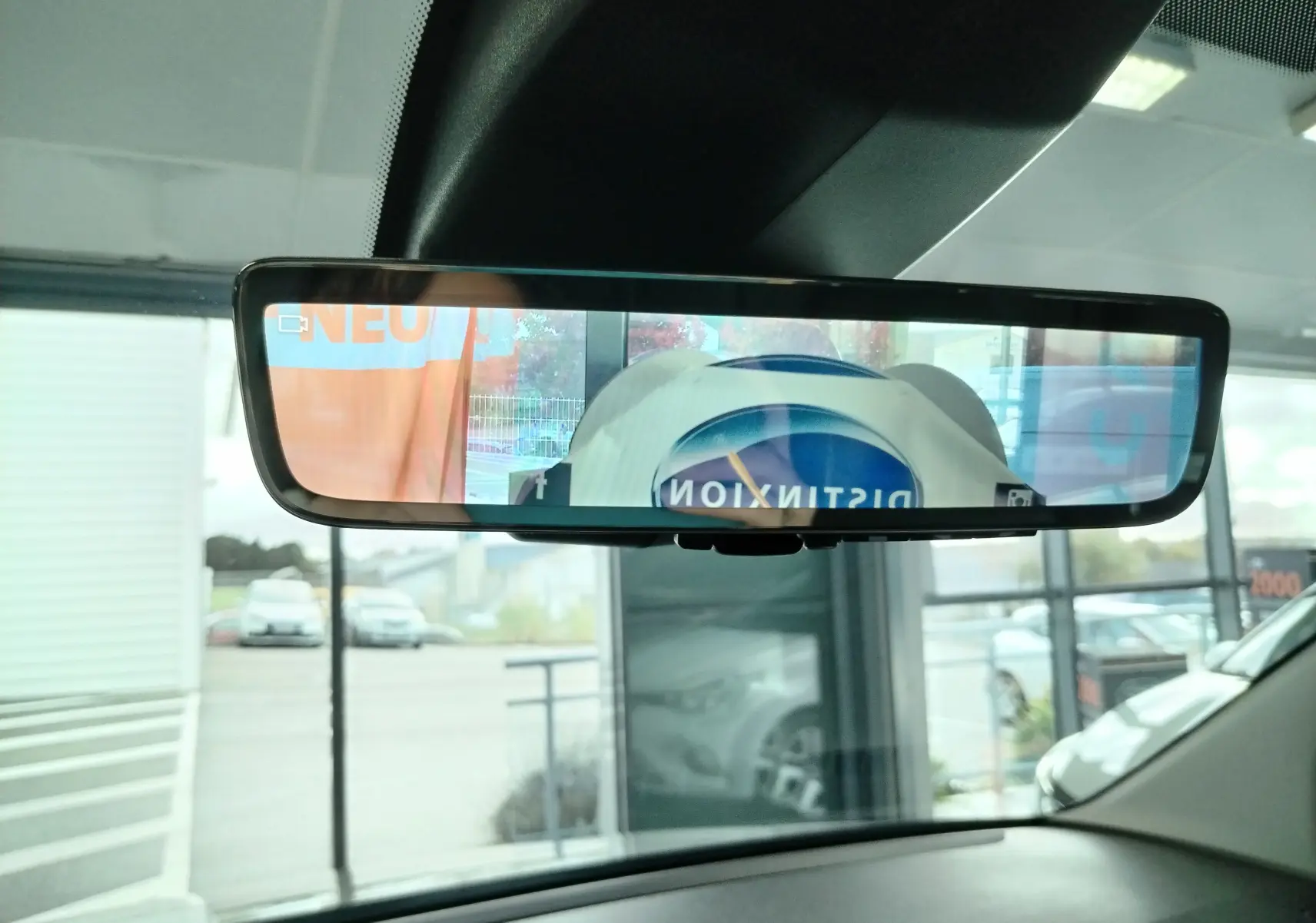 Rétroviseur intérieur numérique HD du Peugeot Partner FGN 2025, affichant une vue arrière avec reflet partiel du logo Peugeot.