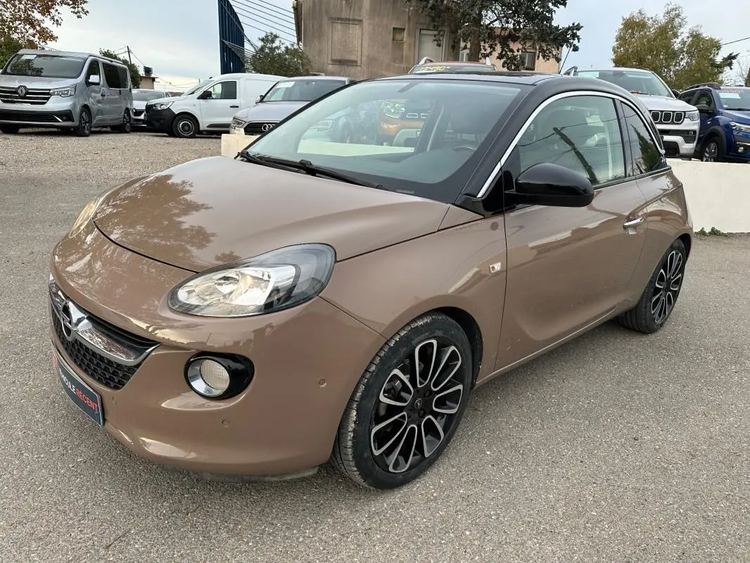 Opel Adam marron vue 3/4 avant droit avec jantes alliage noires et toit noir brillant.