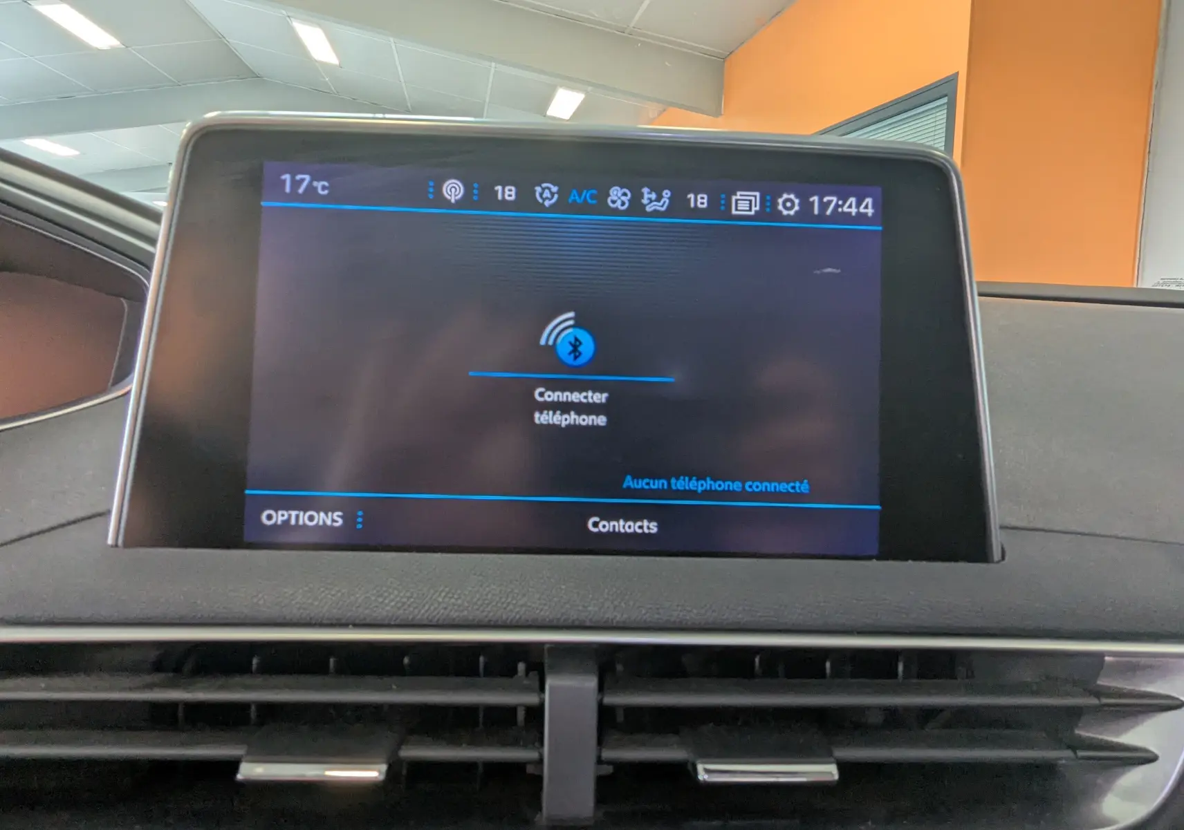 Écran central tactile du tableau de bord du Peugeot 3008 blanc toit noir, affichant la connexion Bluetooth.