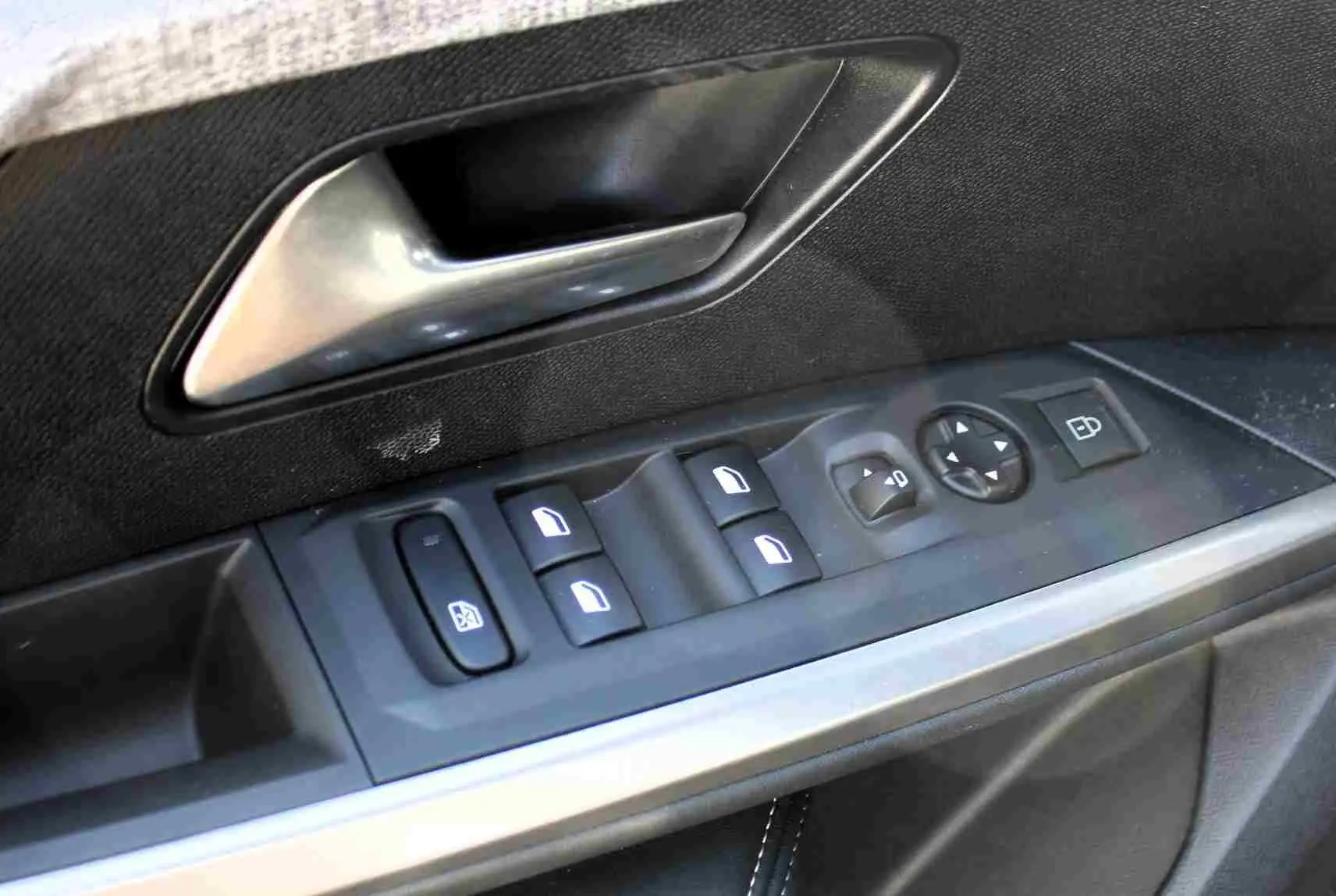 Vue intérieure frontale du tableau de bord et volant noir du Peugeot 5008 Hybrid 2025 avec écrans numériques larges.