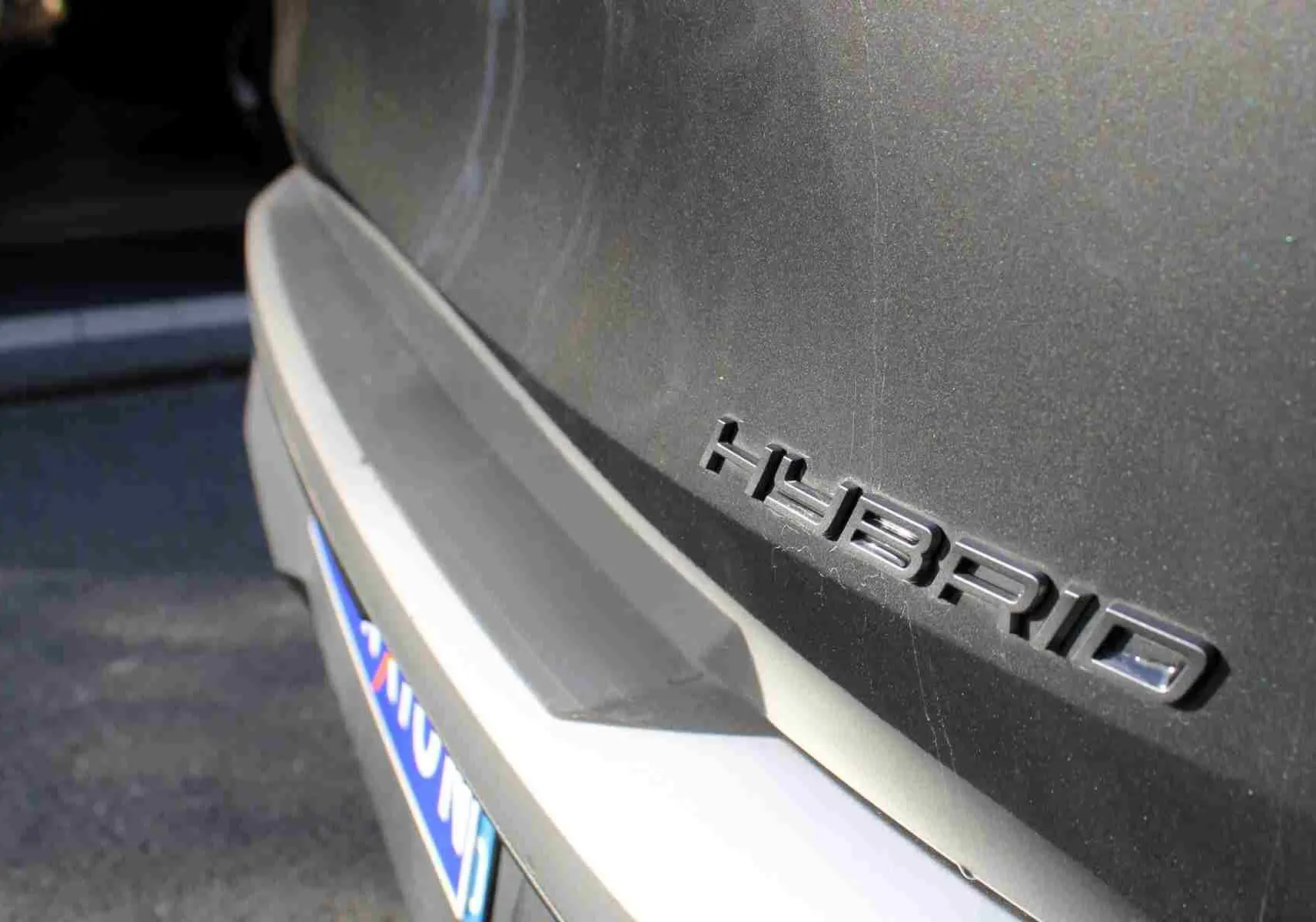 Peugeot 5008 gris titane métal vue 3/4 avant droit, avec calandre distinctive et jantes alliage noires.
