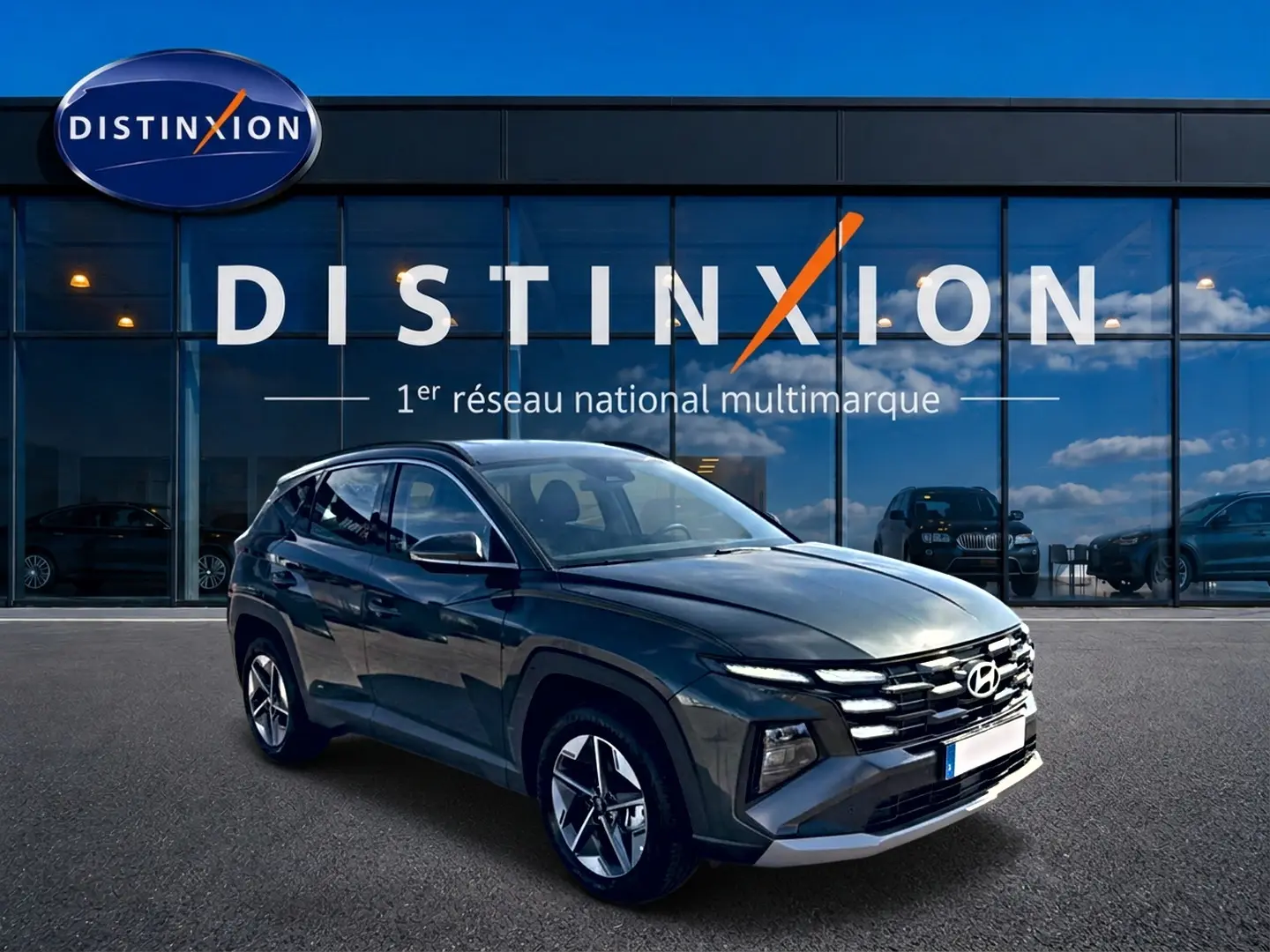 Hyundai Tucson vert 3/4 avant droit devant vitrine Distinxion, jantes alu et calandre marquée