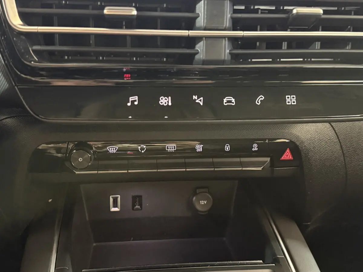 Vue rapprochée de la console centrale noire du Citroën C5 Aircross 2023 avec commandes tactiles et prises USB visibles.