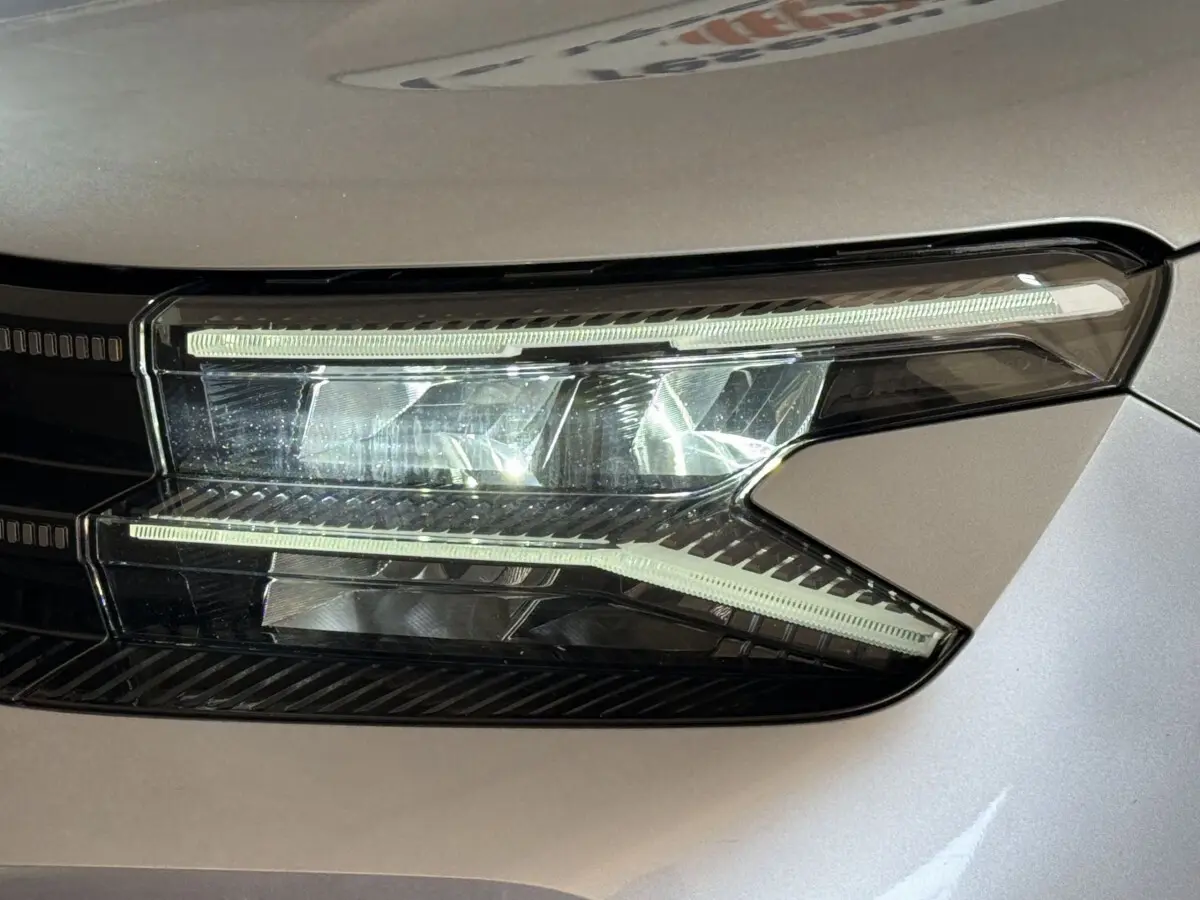 Gros plan sur le phare avant droit LED du Citroën C5 Aircross gris clair 2023, soulignant son design moderne.