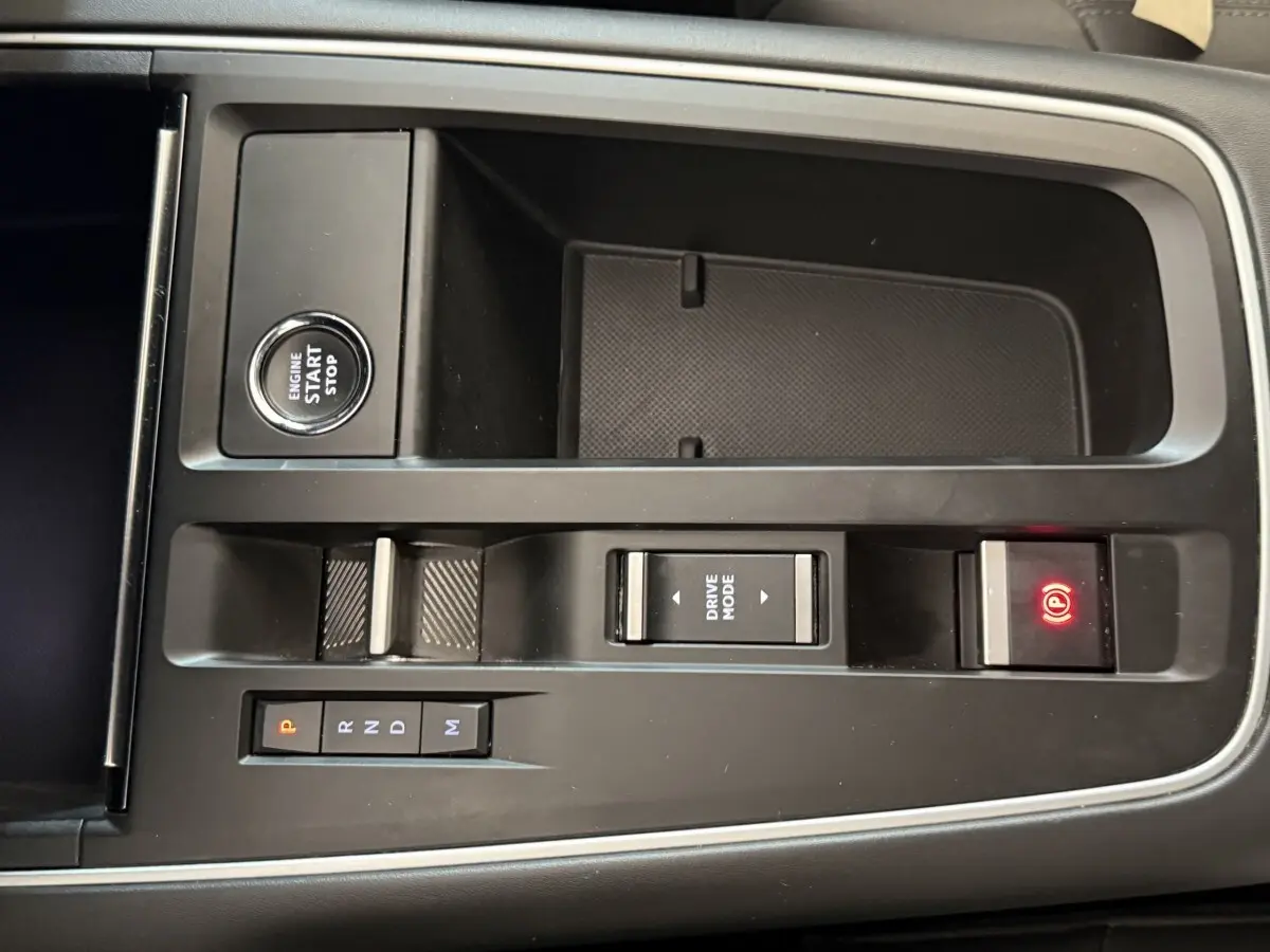 Vue rapprochée de la console centrale noire du Citroën C5 Aircross 2023 avec bouton start/stop et commandes boîte auto.