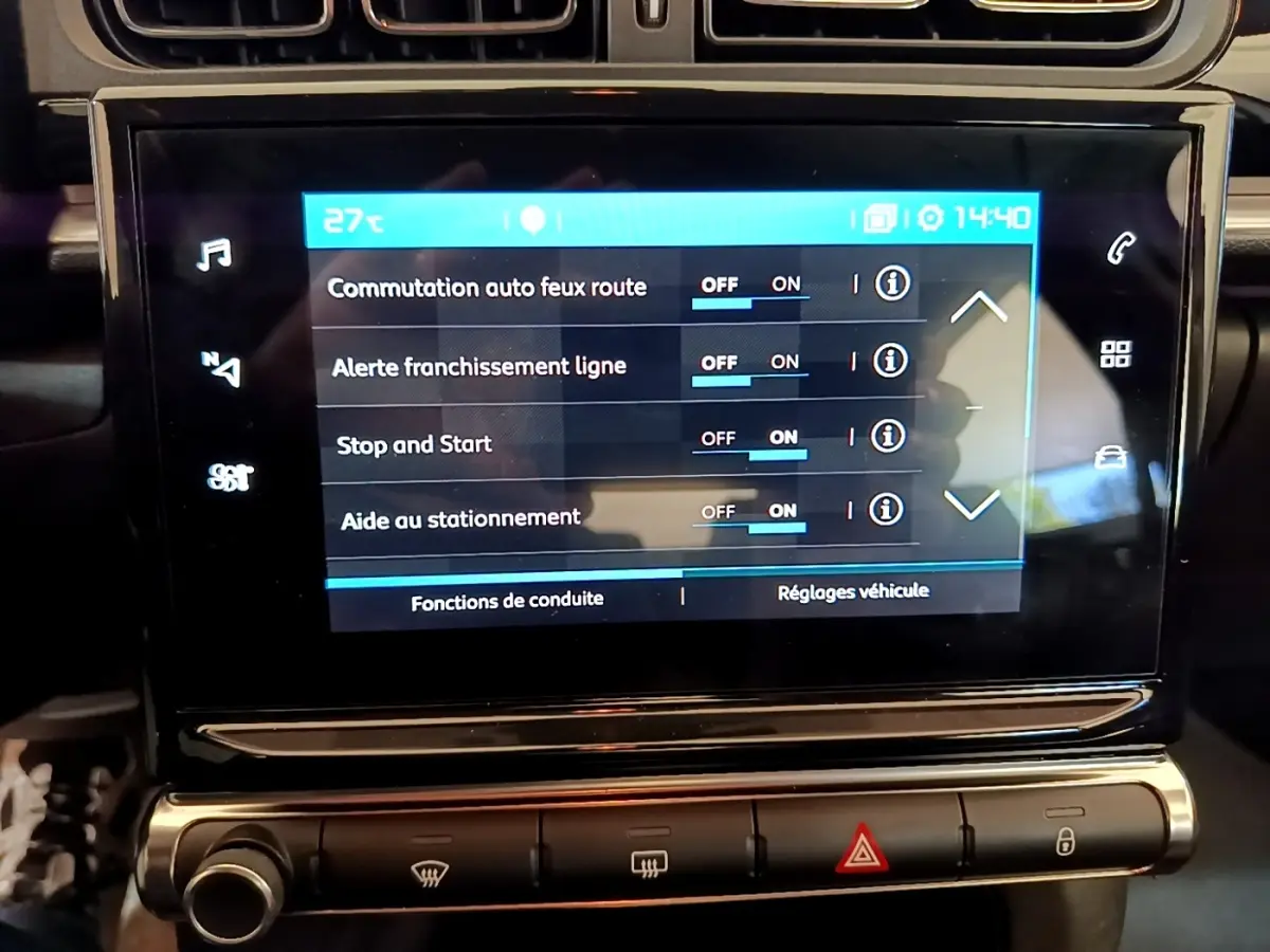 Écran tactile central de la Citroën C3 blanc, affichant les réglages d’aides à la conduite en intérieur.