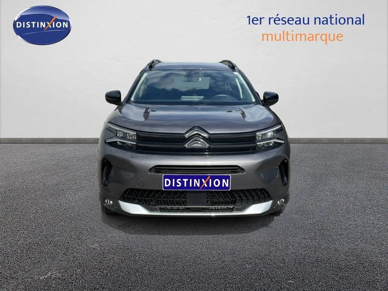 Vue frontale d'un Citroën C5 Aircross Hybrid gris platinium métal avec calandre noire et logo chrome distinctif.