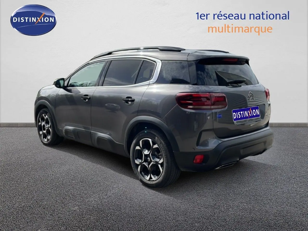 Citroën C5 Aircross Hybrid gris platinium métal vue 3/4 arrière droit avec jantes bicolores et toit panoramique.