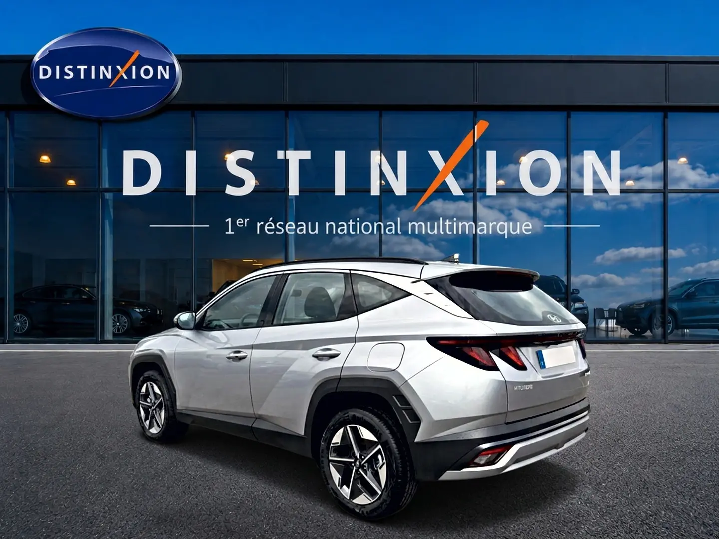 Vue 3/4 arrière droite du Hyundai Tucson gris shimmering 2026, avec jantes alu et feux LED distinctifs.