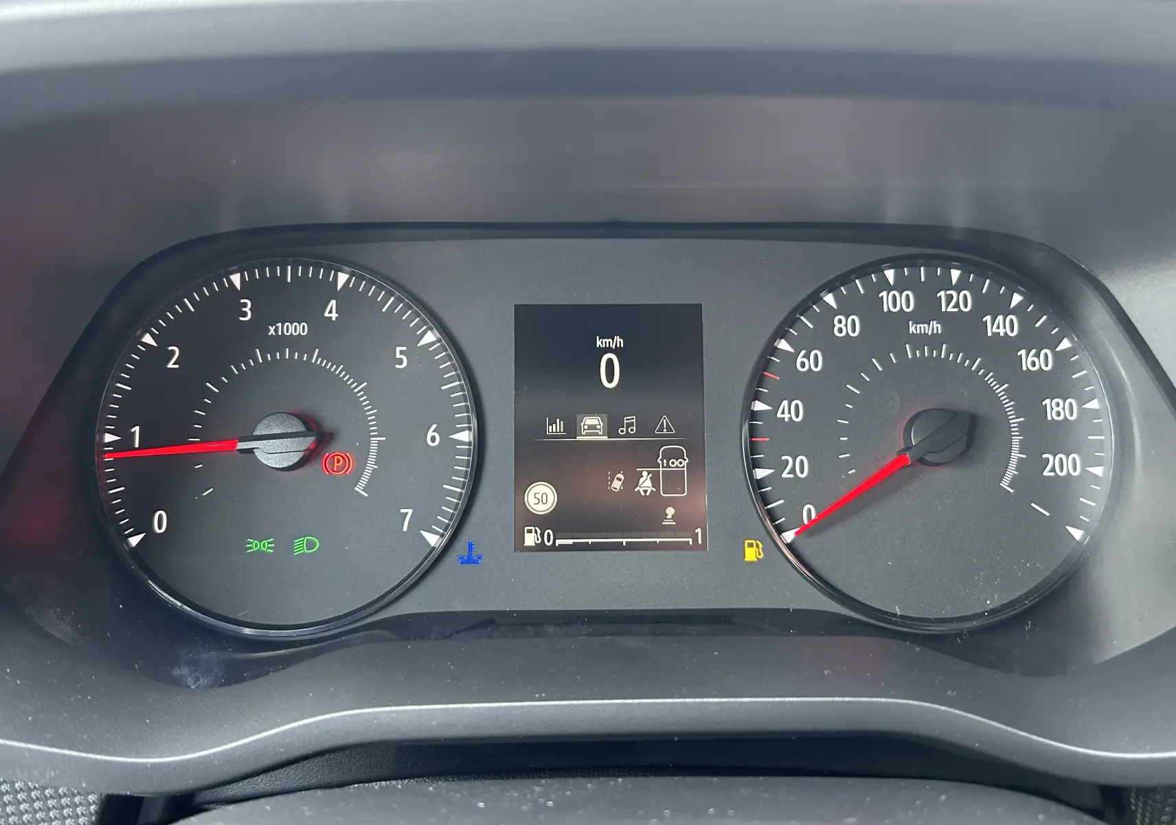 Tableau de bord du Renault Trafic Fourgon 2025 avec compte-tours, compteur de vitesse et écran central affichant 0 km/h.