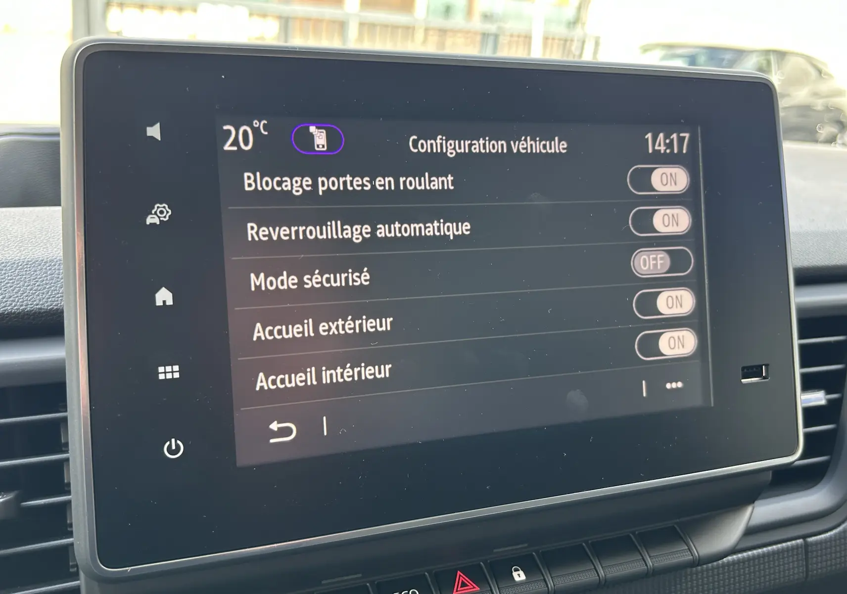 Écran tactile central du Renault Trafic Fourgon L1H1 montrant les réglages de configuration véhicule à l'intérieur.