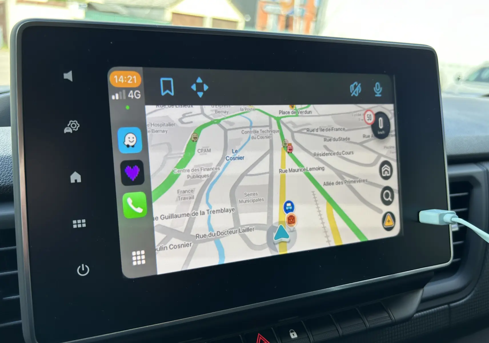 Écran tactile central du Renault Trafic Fourgon L1H1 Advance 2025 affichant une navigation GPS en intérieur.
