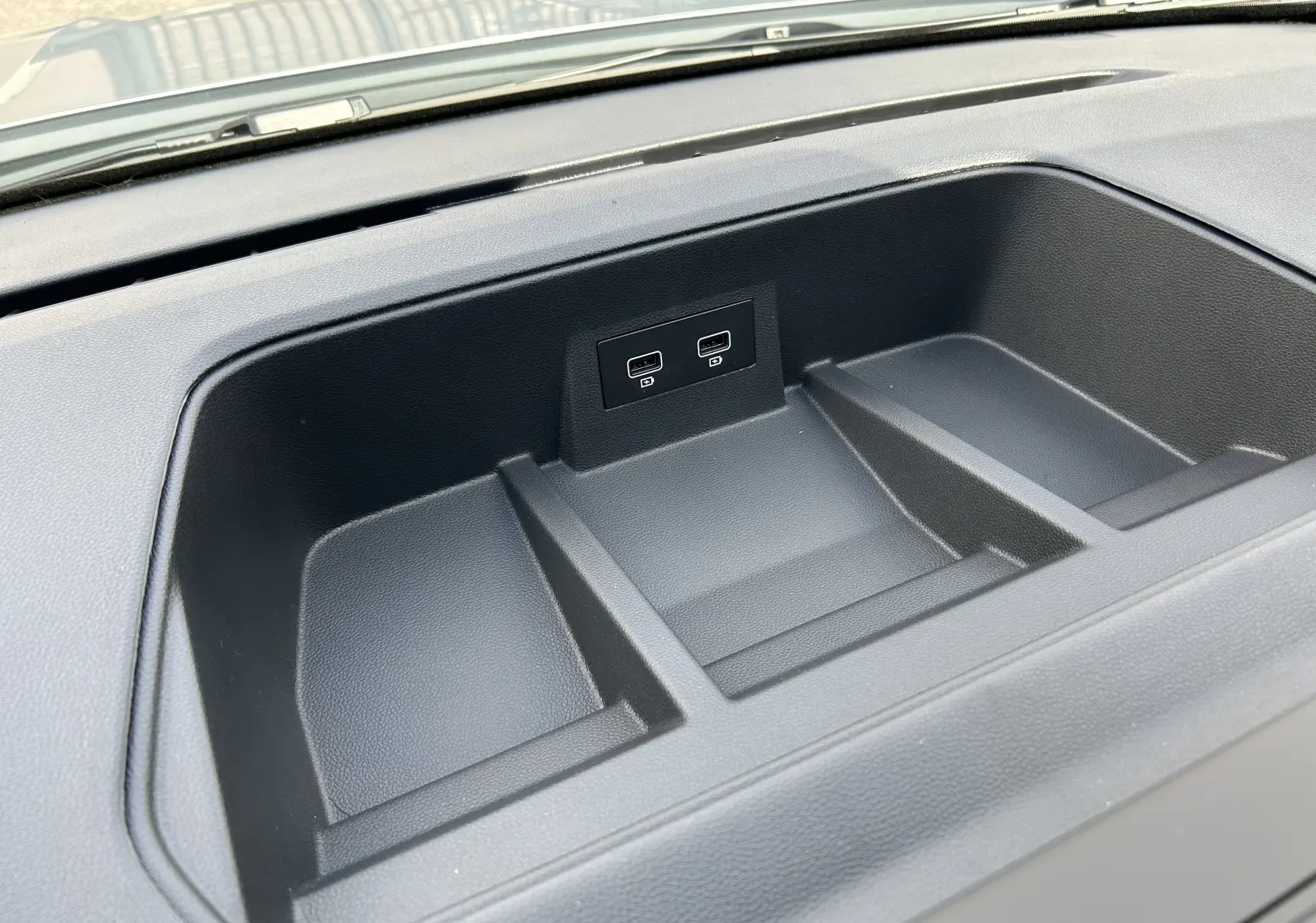 Rangement noir avec deux ports USB intégrés sur le tableau de bord du Renault Trafic Fourgon gris Highland.