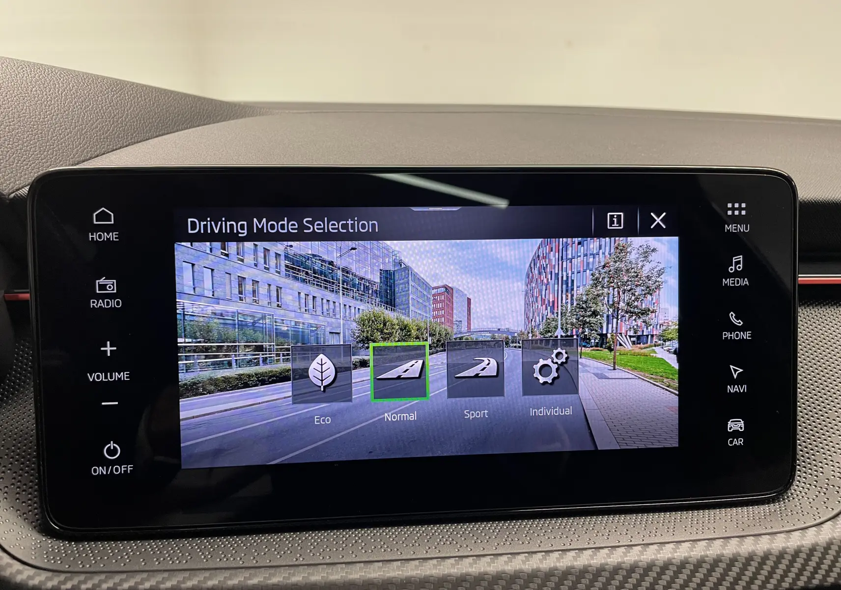 Écran tactile central du Skoda Scala 2025 affichant la sélection des modes de conduite avec options Eco, Normal, Sport et Individual.