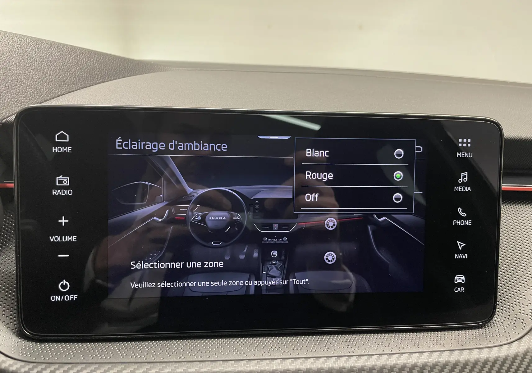 Écran tactile central du Skoda Scala 2025 montrant le réglage de l’éclairage d’ambiance avec option rouge sélectionnée.