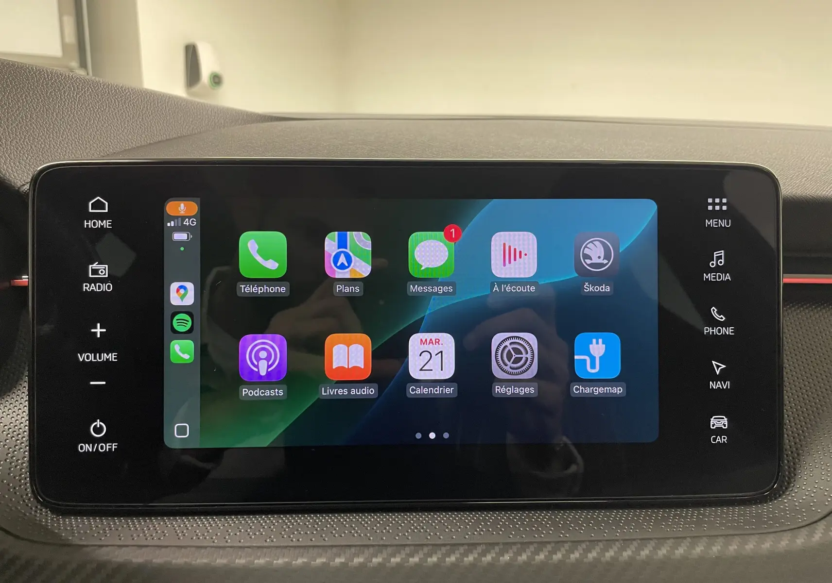 Écran tactile central du tableau de bord de la Skoda Scala 2025, affichant les applications connectées.