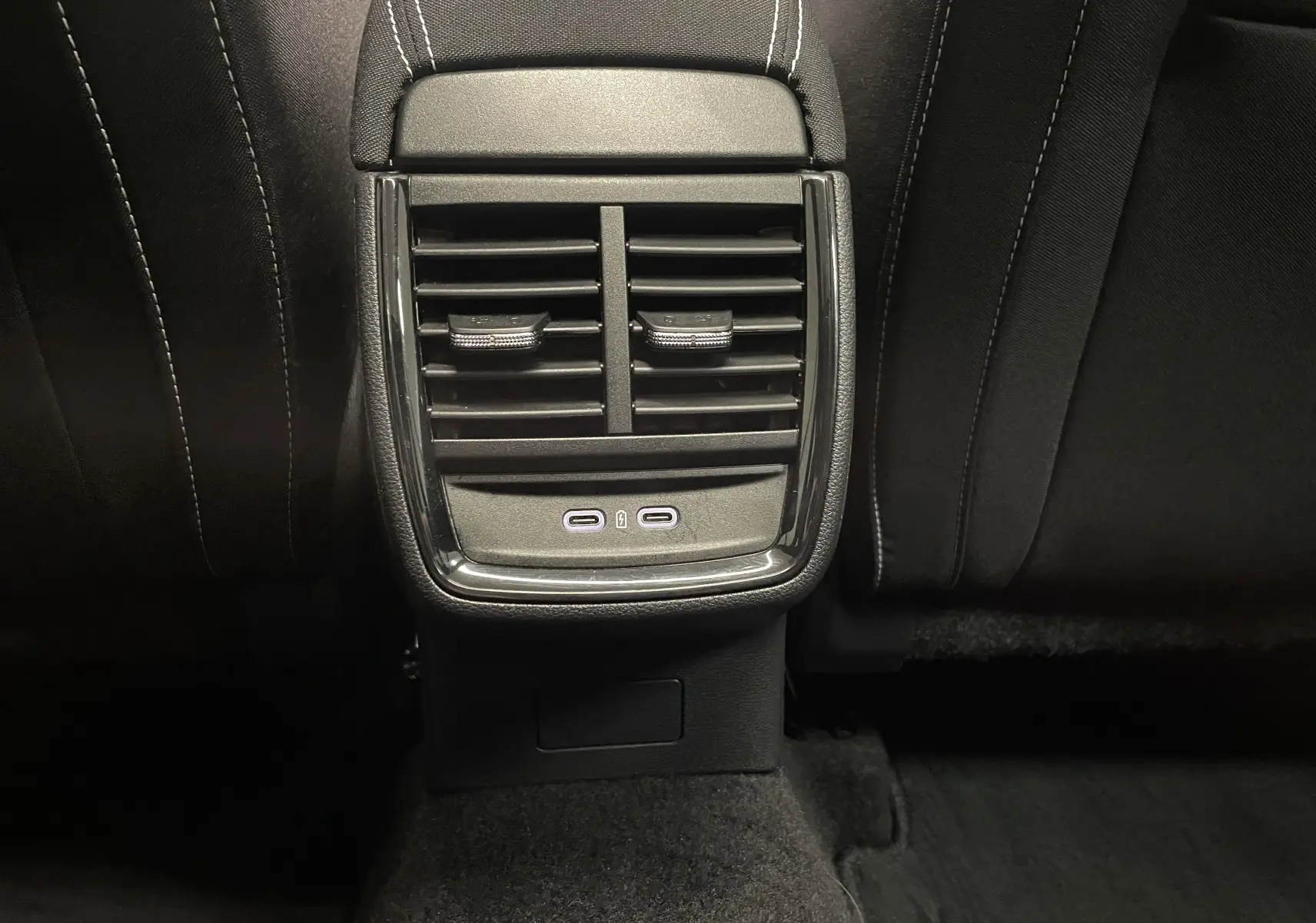 Vue rapprochée des aérateurs arrière et ports USB-C du Skoda Scala 1.5 TSI 150 DSG7 Monte-Carlo noir Magic.