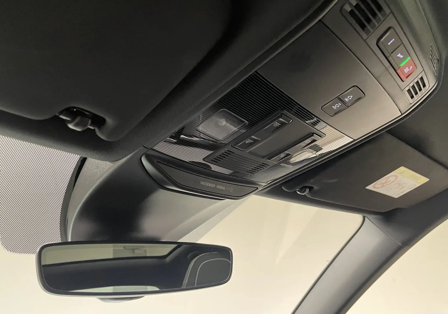 Vue intérieure du plafond avec commandes d'éclairage et rétroviseur d'une Skoda Scala 1.5 TSI 150 DSG7 Noir Magic.