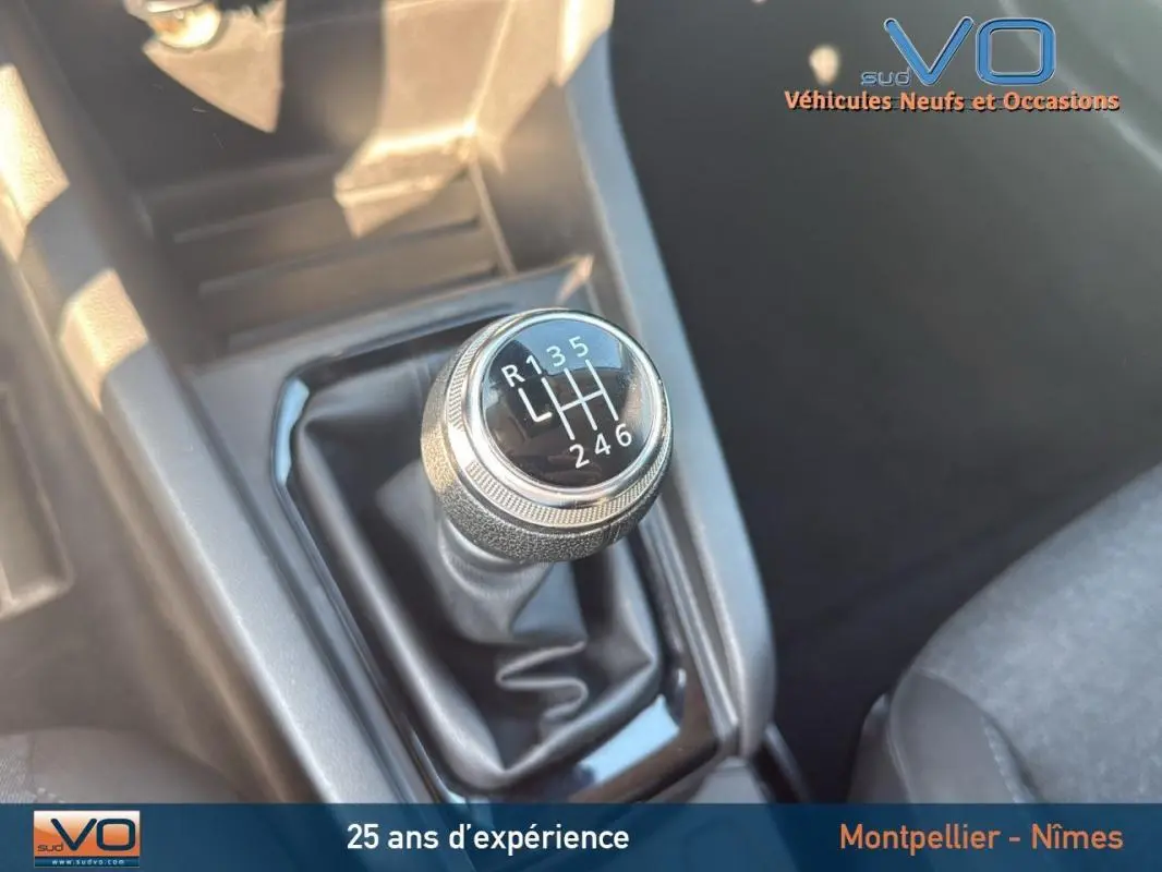 Le levier de vitesse manuel en gros plan dans l'habitacle d'une Renault Clio gris 2022.