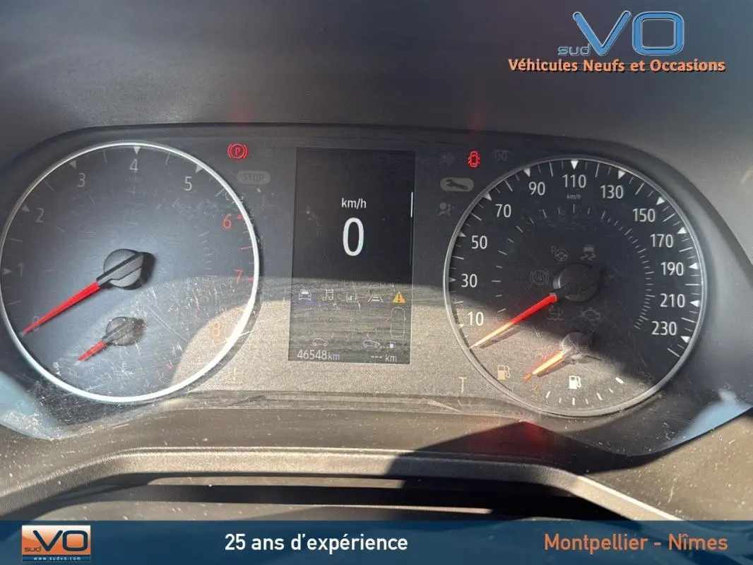 Tableau de bord de Renault Clio gris 2022, affichant compteur à 0 km/h et 46 548 km au total.