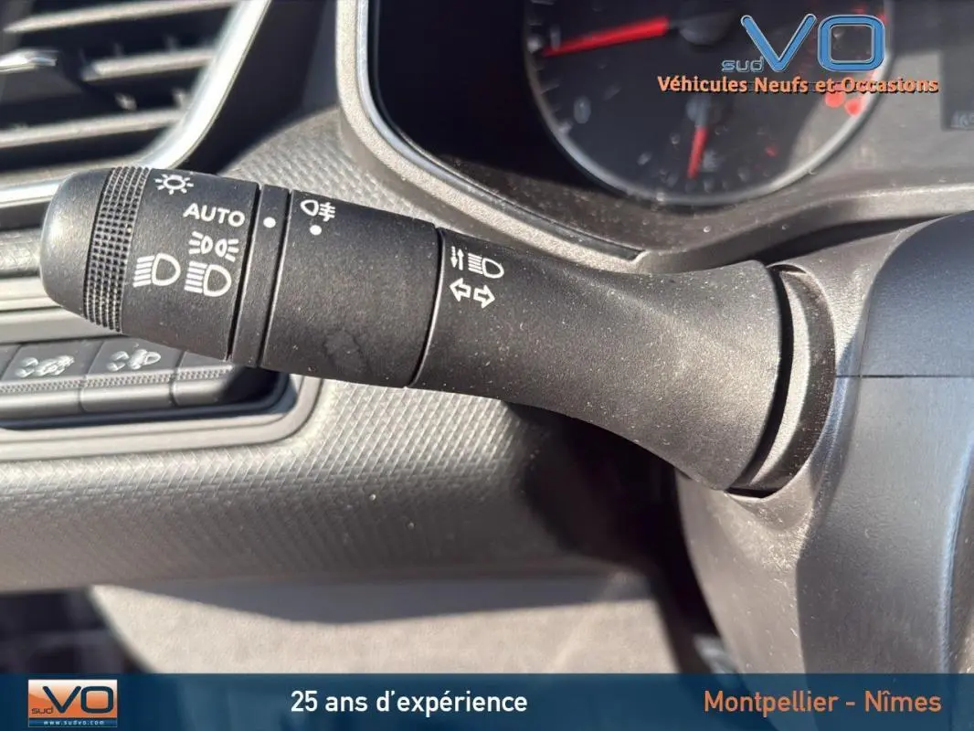 Gros plan sur la commande des phares et clignotants dans l'habitacle d'une Renault Clio gris 2022.