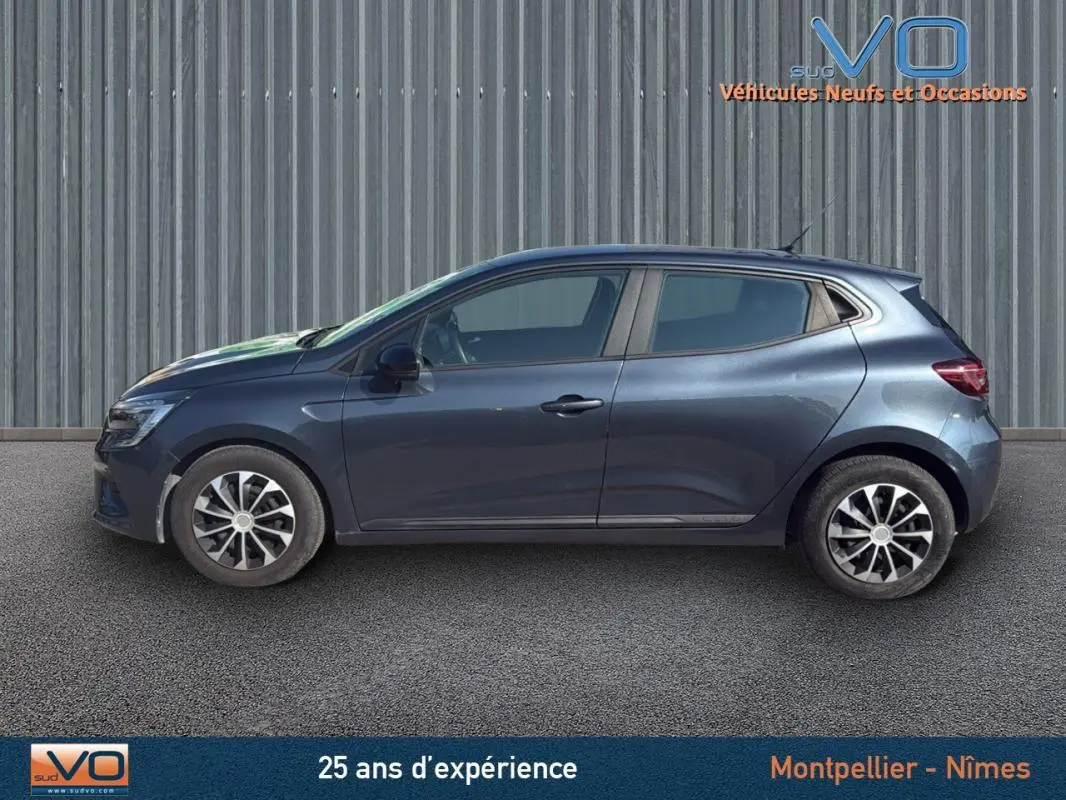 Profil côté gauche d'une Renault Clio V TCe 90 Equilibre gris 2022 avec jantes alliage et vitres teintées.