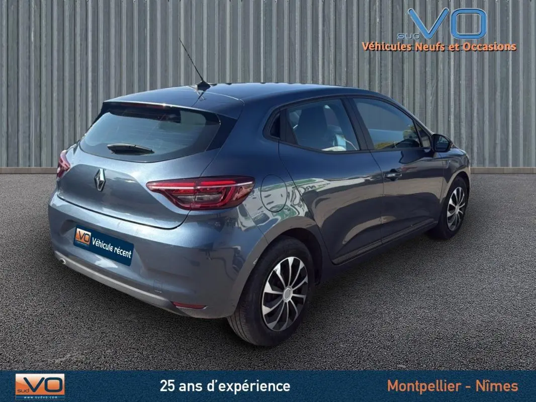 Renault Clio gris vue 3/4 arrière droit, compacte et moderne avec feux arrière LED et jantes alliage.