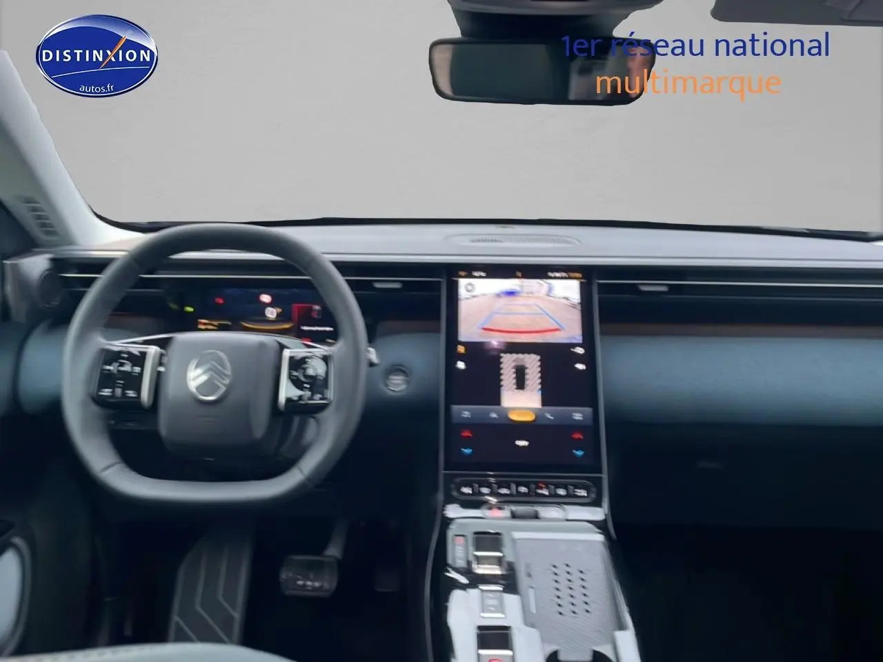 Vue intérieure frontale du tableau de bord noir du Citroën C5 Aircross 2026 avec écran tactile vertical et volant multifonction.