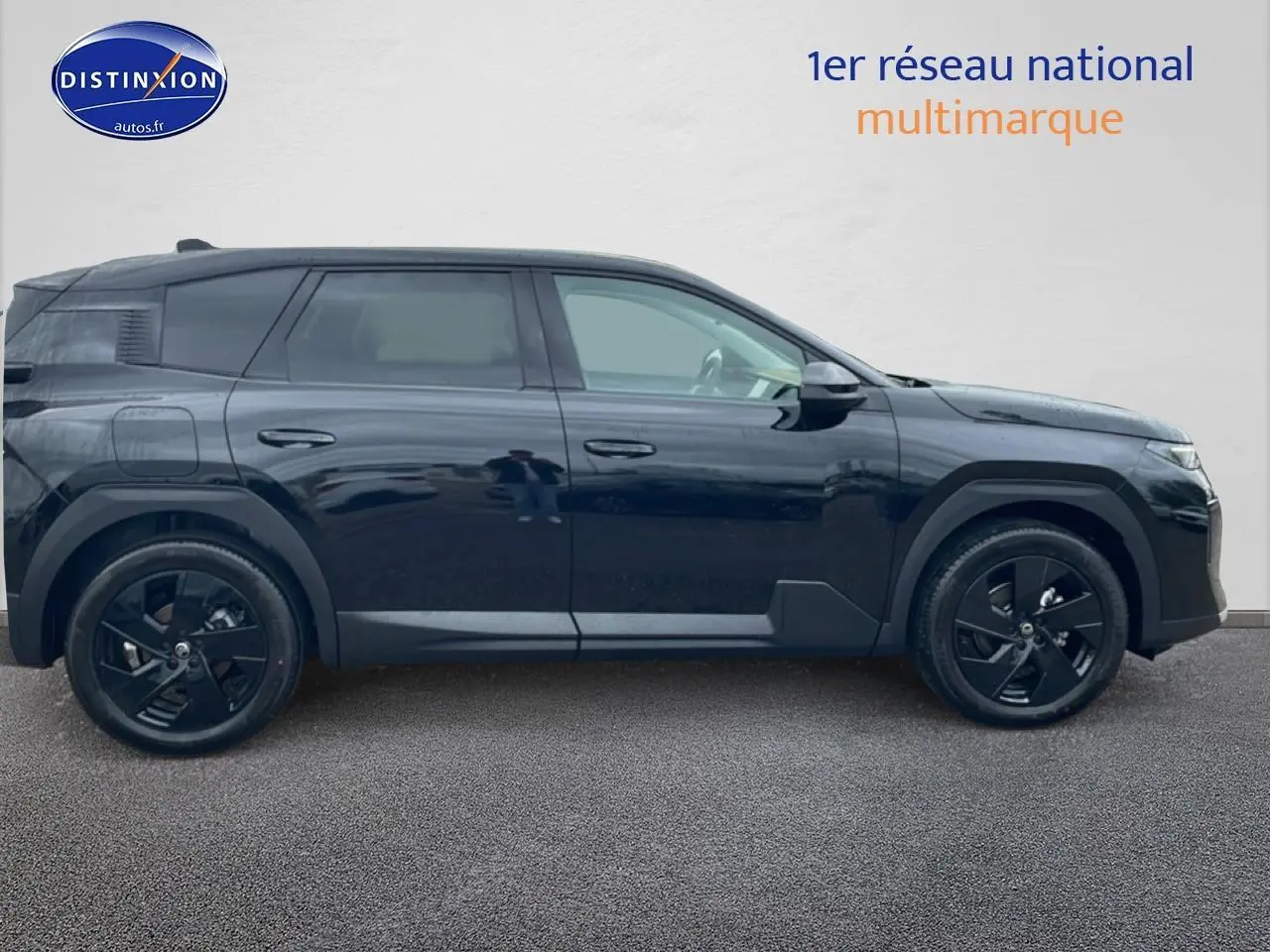 Vue de profil côté gauche d’un Citroën C5 Aircross noir 2026 avec jantes alliage noires et vitres surteintées.